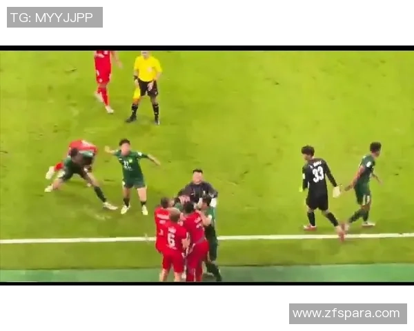 足球星秀丢球事件揭秘 一场意外引发的热议与反思